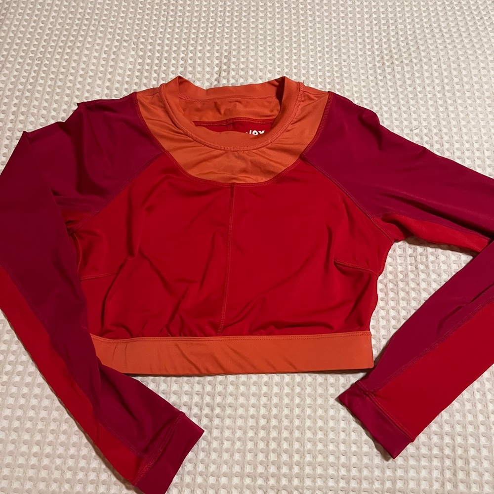 JoyLab Ladies Medium long sleeved top w/ thumb holes. NWOT